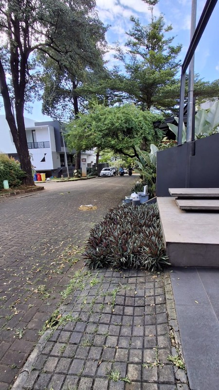 Dijual dan/atau Disewakan Rumah Bagus Ozone Residence Dalam Cluster Ada Club House di Bintaro Pesanggrahan