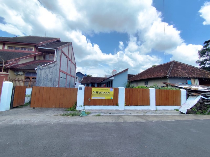 Disewakan Tanah & Rumah Kos Strategis 6 Kamar Dekat Kampus Sanata Dharma 3 di Maguwoharjo, Depok, Sleman