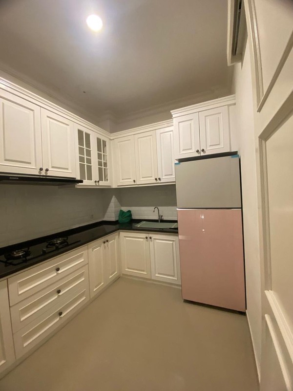 Rumah Hoek dengan Pool di Puri Bintaro