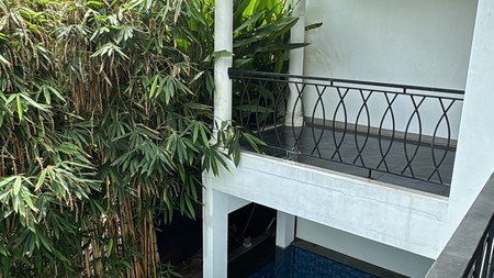 Rumah Hoek dengan Pool di Puri Bintaro