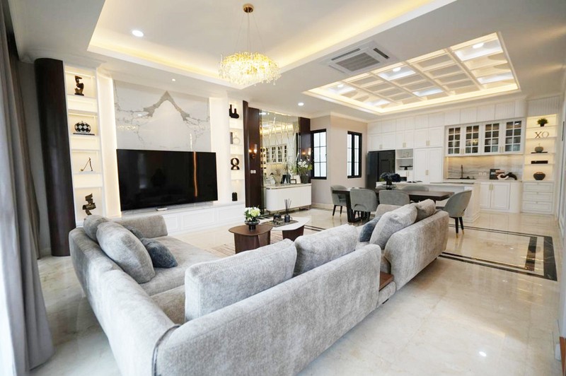 Rumah Hoek dengan Pool di Puri Bintaro