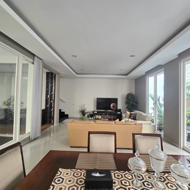 Disewakan Rumah di Raffles Garden Citraland Utama Surabaya Barat