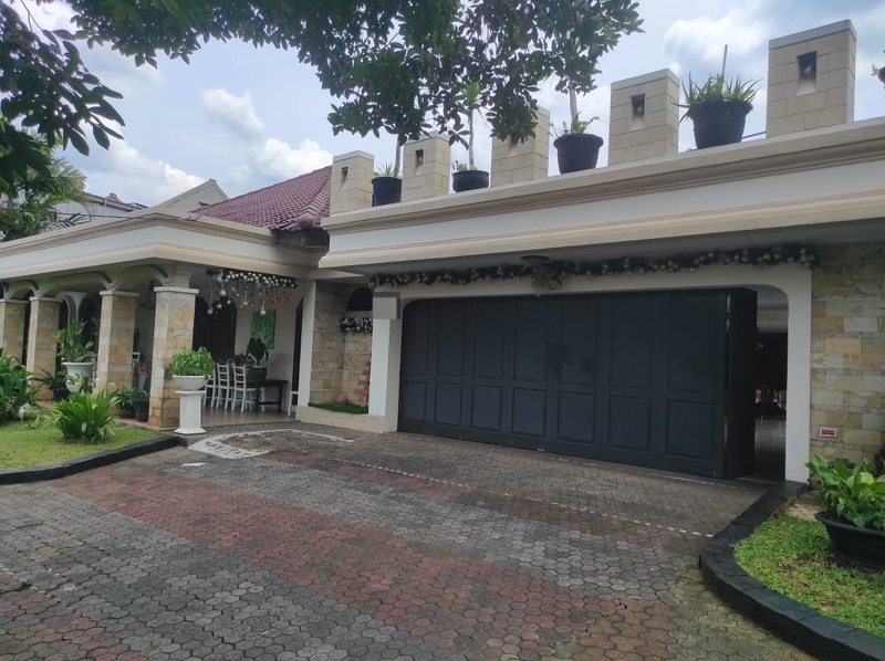 Rumah Mewah Strategis Pinggir Jalan Lebak Bulus Jakarta Selatan - 6 Kamar & Kolam Renang