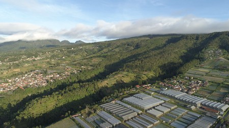 Tanah Luas Bonus Bangunan Villa, Harga di Bawah Pasar!