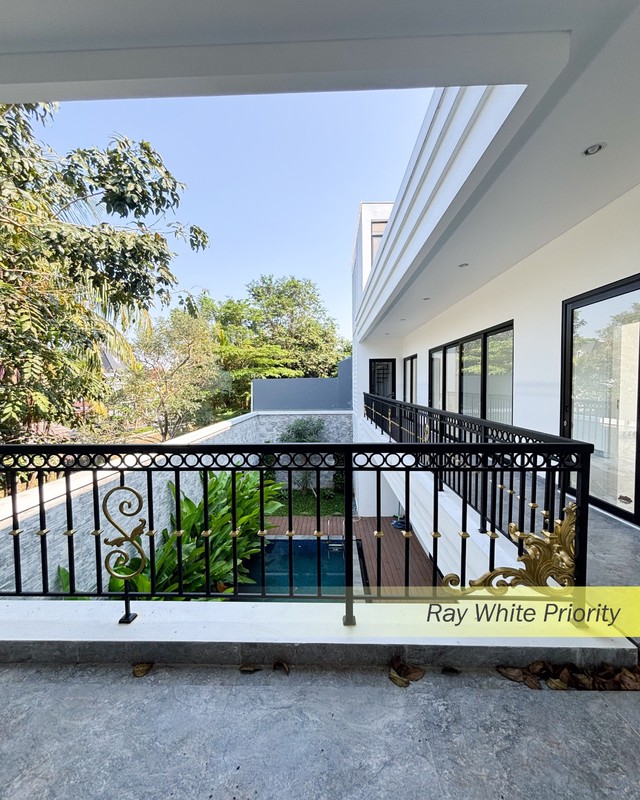 BRAND NEW AMERICAN SYTLE DENGAN SWIMMING POOL DI BINTARO, TANGERANG SELATAN