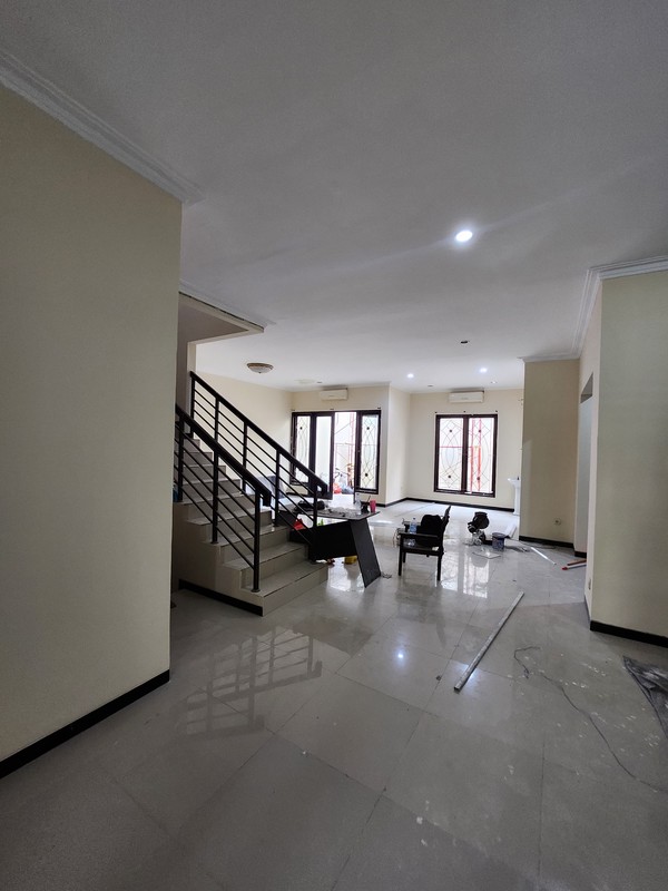 MURAH LUAS Disewakan Rumah Royal Residence Kensington Lokasi Terdepan Dekat Superindo., Showroom Mobil Honda Wiyung, Mitra 10