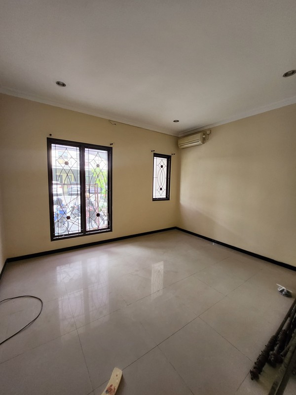 MURAH LUAS Disewakan Rumah Royal Residence Kensington Lokasi Terdepan Dekat Superindo., Showroom Mobil Honda Wiyung, Mitra 10