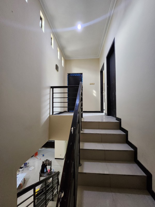 MURAH LUAS Disewakan Rumah Royal Residence Kensington Lokasi Terdepan Dekat Superindo., Showroom Mobil Honda Wiyung, Mitra 10