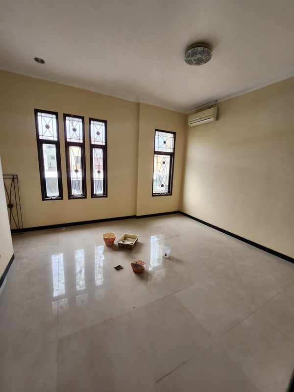 MURAH LUAS Disewakan Rumah Royal Residence Kensington Lokasi Terdepan Dekat Superindo., Showroom Mobil Honda Wiyung, Mitra 10