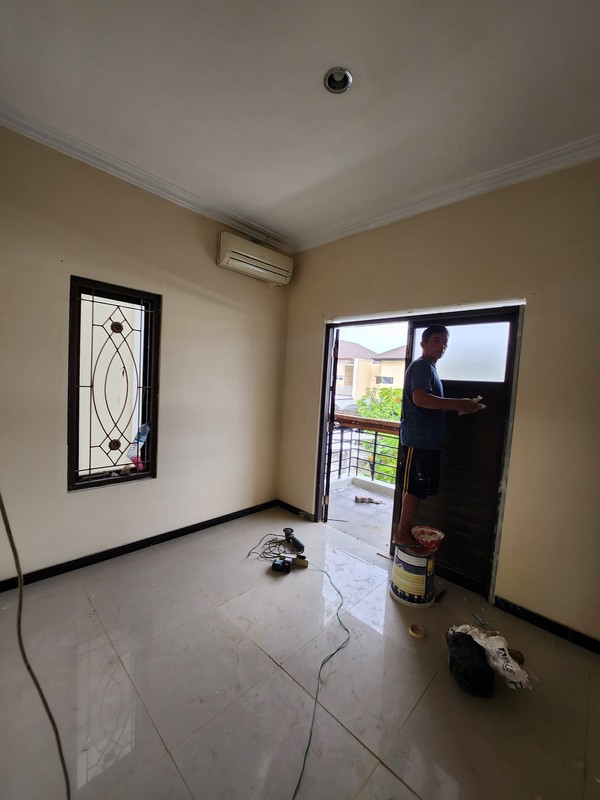 MURAH LUAS Disewakan Rumah Royal Residence Kensington Lokasi Terdepan Dekat Superindo., Showroom Mobil Honda Wiyung, Mitra 10