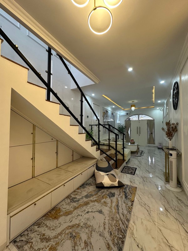 Rumah Modern Full Furnished Dekat Kampus BINUS| Siap Huni | Lokasi Strategis Jakarta Barat