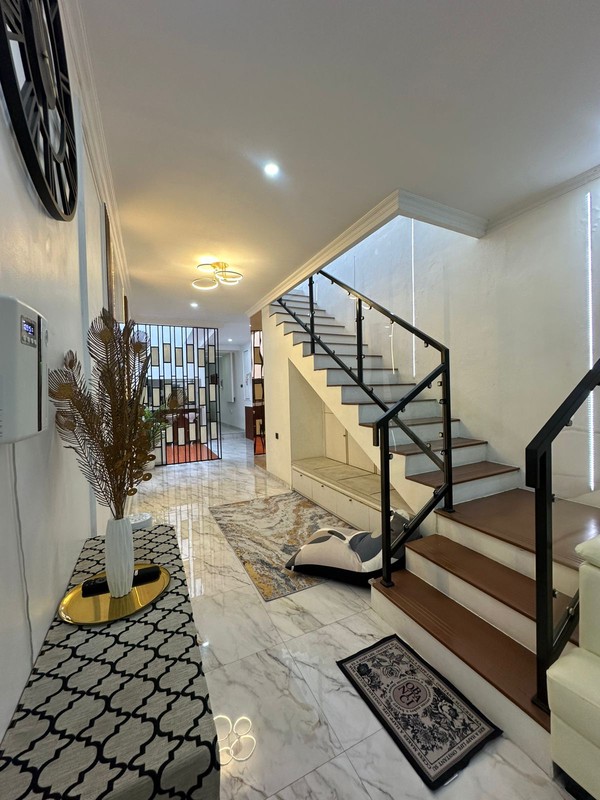 Rumah Modern Full Furnished Dekat Kampus BINUS| Siap Huni | Lokasi Strategis Jakarta Barat