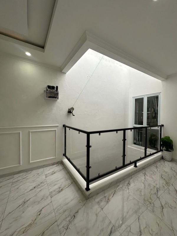 Rumah Modern Full Furnished Dekat Kampus BINUS| Siap Huni | Lokasi Strategis Jakarta Barat