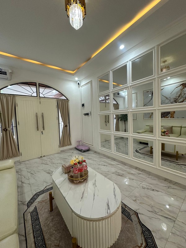 Rumah Modern Full Furnished Dekat Kampus BINUS| Siap Huni | Lokasi Strategis Jakarta Barat