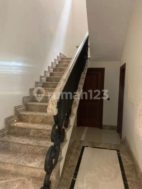 JUAL RUMAH MEWAH GRAHA FAMILI KAWASAN ELIT