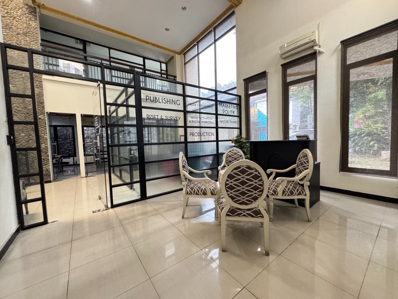 Gedung Kantor Siap Pakai di Jagakarsa - Luas dan Strategis