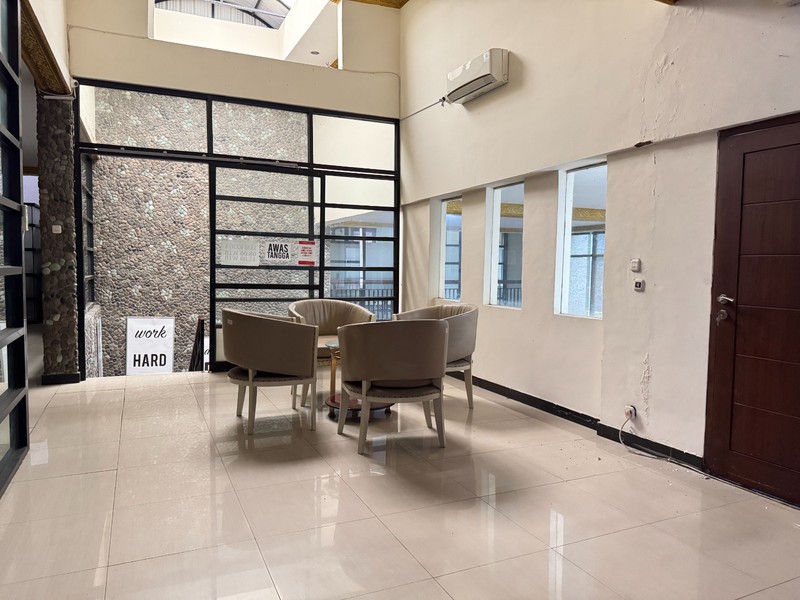 Gedung Kantor Siap Pakai di Jagakarsa - Luas dan Strategis