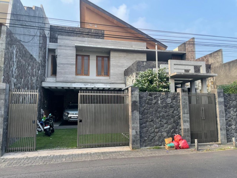 Dijual Rumah 311 m2 Rumah Jalan Raya Karah - Jambangan - Surabaya Selatan - Modern 2 Lantai Siap Huni 