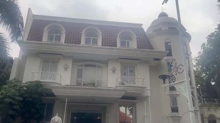 Disewa Rumah Strategis Dekat SCBD Di Jl. Suryo Kebayoran Baru, Jakarta Selatan