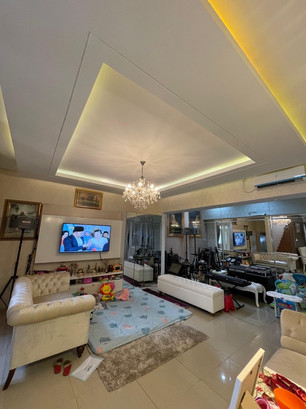 Rumah Cantik 2½ Lantai Di Ciputat dalam Cluster SHM Lokasi Strategis