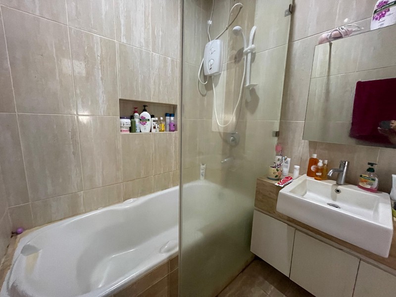 Rumah Cantik 2½ Lantai Di Ciputat dalam Cluster SHM Lokasi Strategis