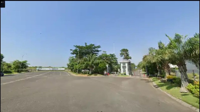 MURAH 2 Milyar-an Dijual Rumah Pakuwon City - Raya Grand Island BONUS Full Furnished Modern - SPESIAL Row Jalan LEBAR 35 meter LUAS - Siap Huni