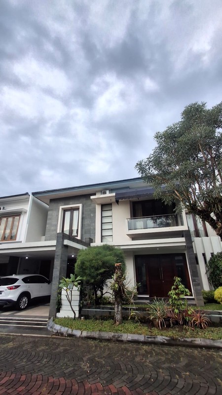 Dijual Rumah Mewah 2 Lantai di Perumahan Elit Bale Hinggil, Luas & Strategis, Sinduharjo, Ngaglik, Sleman