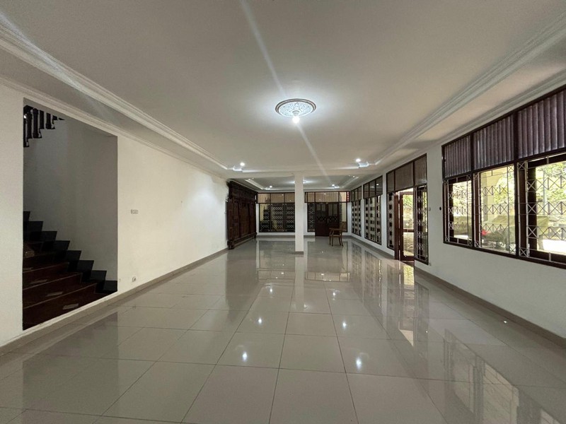 Rumah Luas di Villa Cinere Mas, Tangerang Selatan, dengan Lingkungan sangat Asri