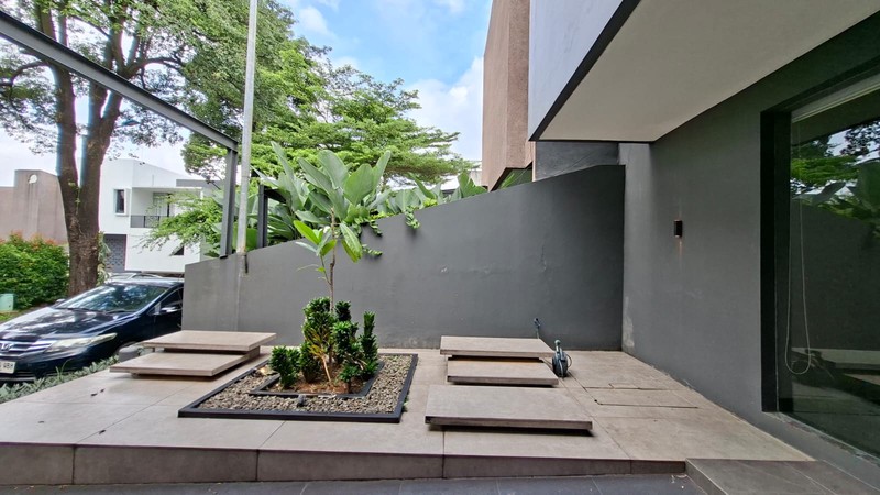 Dijual dan/atau Disewakan Rumah Bagus Ozone Residence Dalam Cluster Ada Club House di Bintaro Pesanggrahan