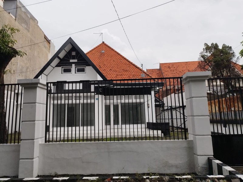 Disewakan : Rumah jln kapuas surabaya nol jalan cocok untuk usaha cafe, klinik atau alfamart dan indomart 