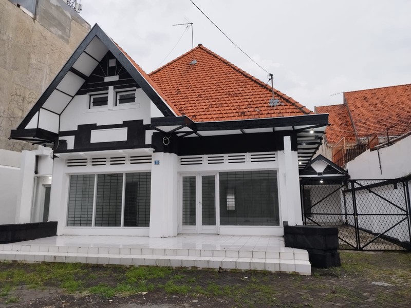 Disewakan : Rumah jln kapuas surabaya nol jalan cocok untuk usaha cafe, klinik atau alfamart dan indomart 