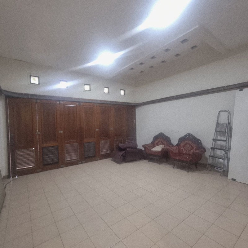 Disewakan Rumah Asri di Pondok Indah - Depan Taman 