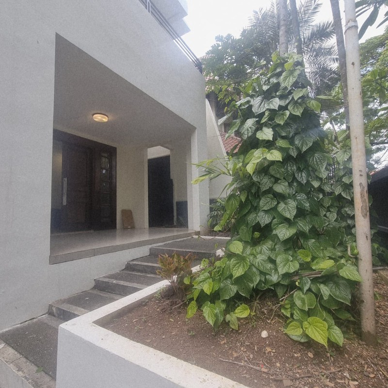 Disewakan Rumah Asri di Pondok Indah - Depan Taman 