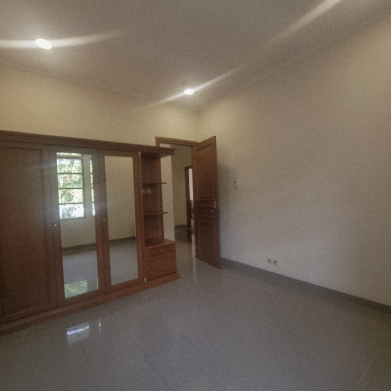 Disewakan Rumah Asri di Pondok Indah - Depan Taman 