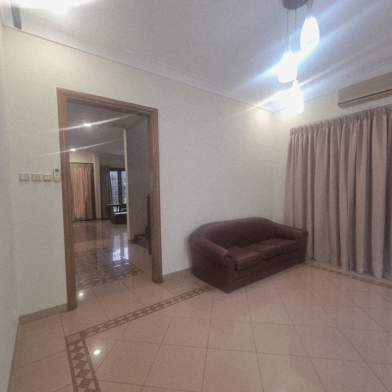 Disewakan Rumah Asri di Pondok Indah - Depan Taman 