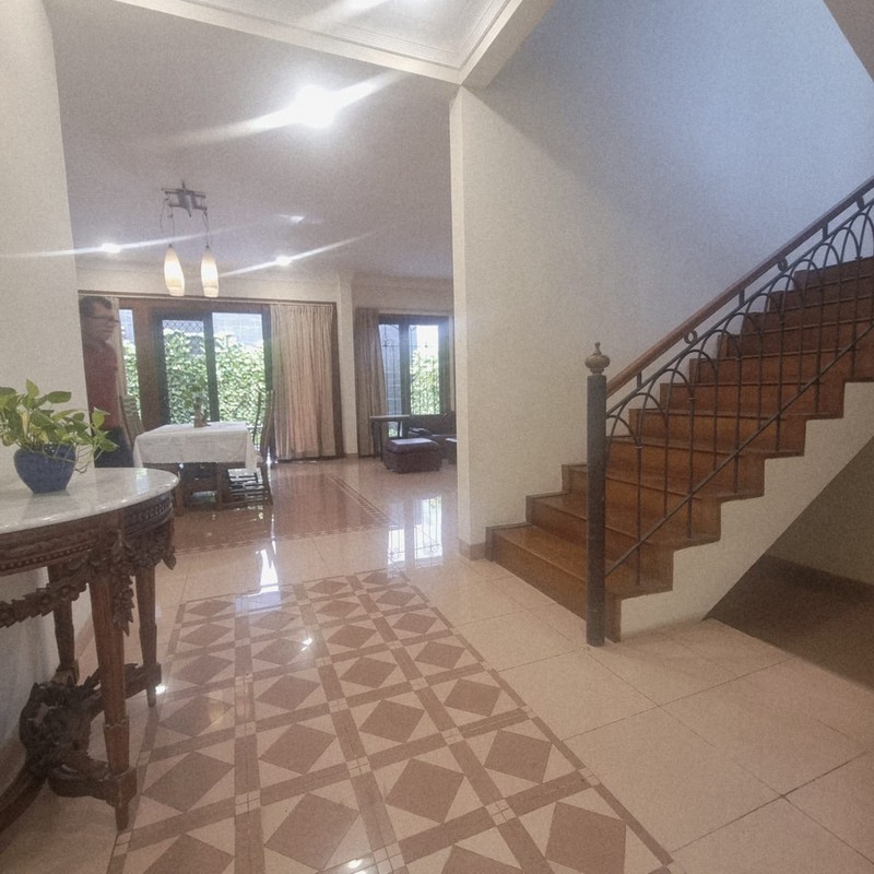 Disewakan Rumah Asri di Pondok Indah - Depan Taman 