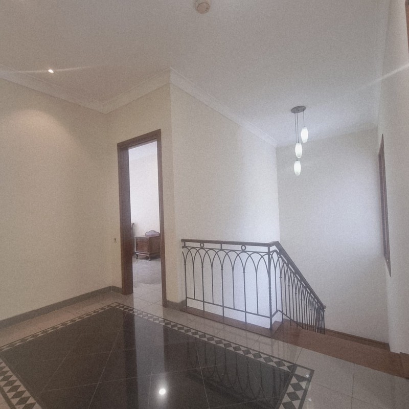 Disewakan Rumah Asri di Pondok Indah - Depan Taman 