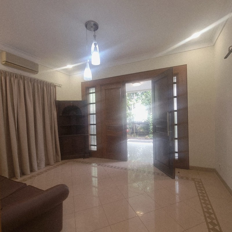 Disewakan Rumah Asri di Pondok Indah - Depan Taman 