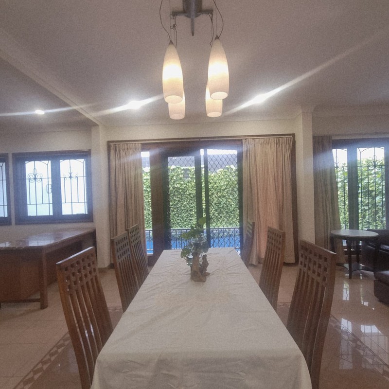 Disewakan Rumah Asri di Pondok Indah - Depan Taman 