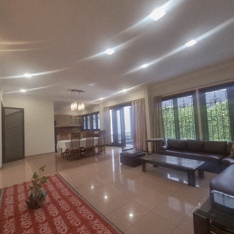 Disewakan Rumah Asri di Pondok Indah - Depan Taman 