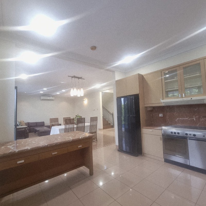 Disewakan Rumah Asri di Pondok Indah - Depan Taman 