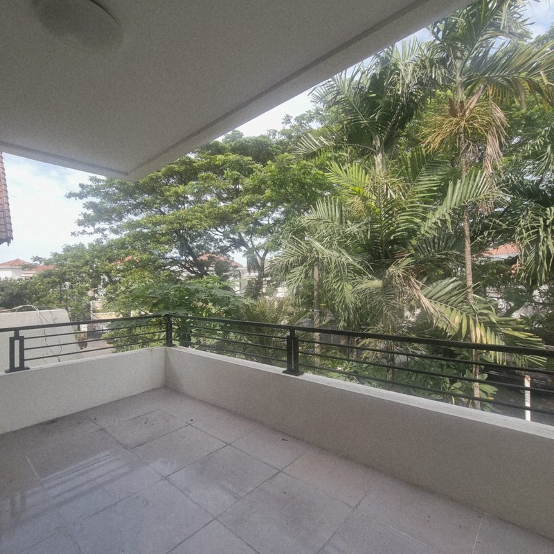 Disewakan Rumah Asri di Pondok Indah - Depan Taman 