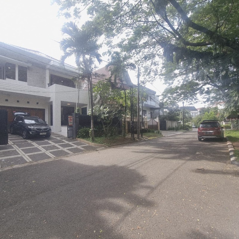 Disewakan Rumah Asri di Pondok Indah - Depan Taman 