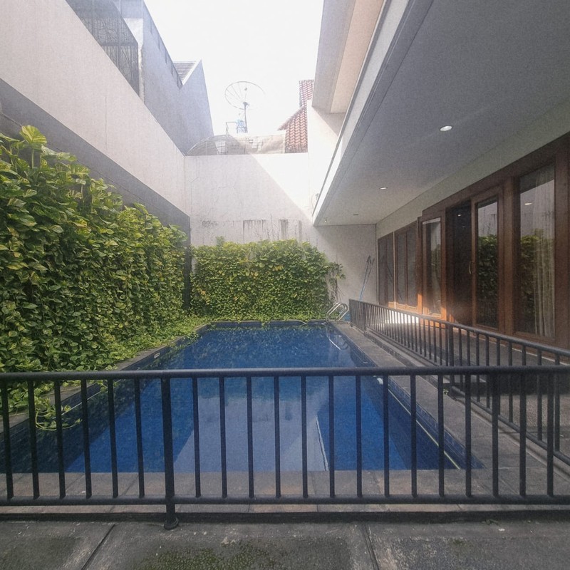 Disewakan Rumah Asri di Pondok Indah - Depan Taman 