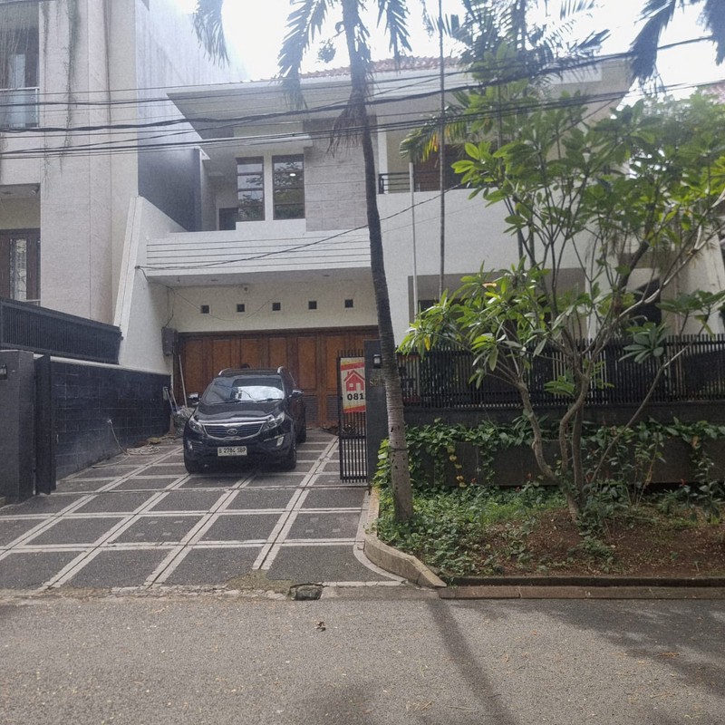 Disewakan Rumah Asri di Pondok Indah - Depan Taman 