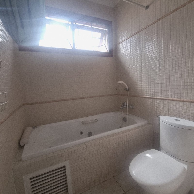 Disewakan Rumah Asri di Pondok Indah - Depan Taman 