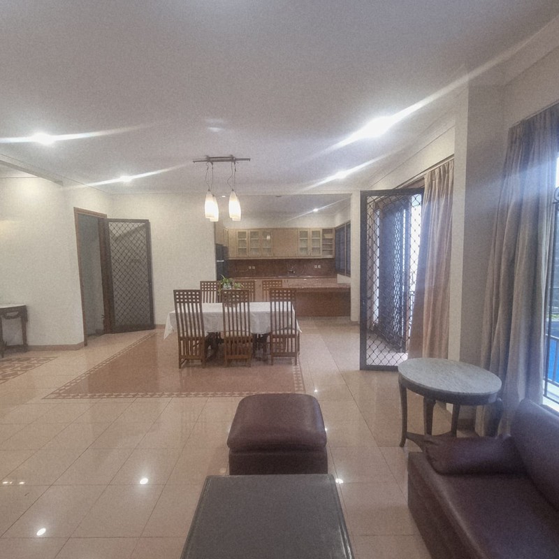 Disewakan Rumah Asri di Pondok Indah - Depan Taman 