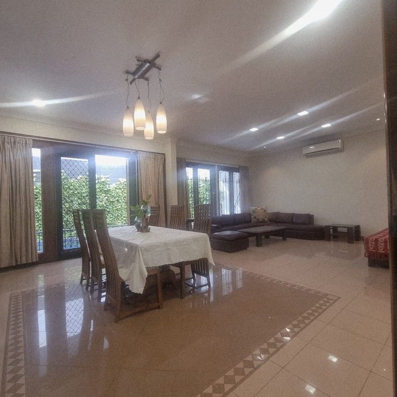 Disewakan Rumah Asri di Pondok Indah - Depan Taman 