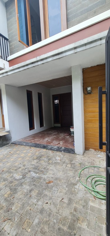 Rumah 3 Lantai dalam Komplek Nyaman di Sawangan