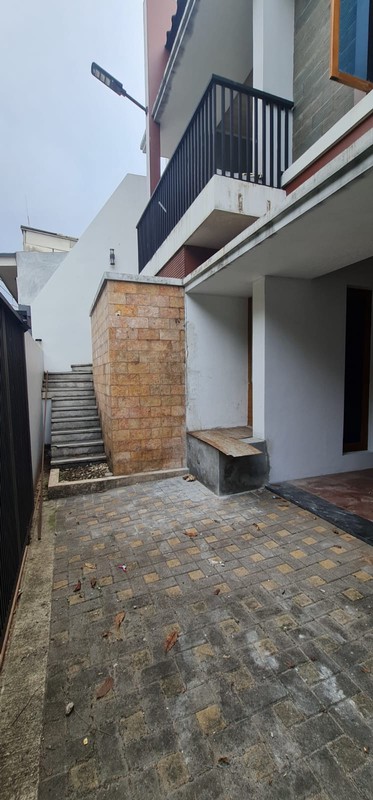 Rumah 3 Lantai dalam Komplek Nyaman di Sawangan